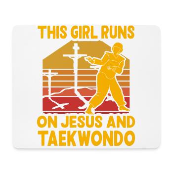 This Girl läuft auf Jesus und Taekwondo - Mousepad (Querformat) - Weiß - Vorne