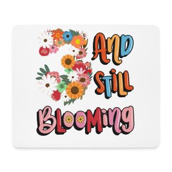 3 Und Immer Noch Blühende Mädchen Blumige 3. - Mousepad (Querformat) - Weiß - Vorne