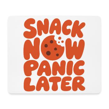 Snack Now Panic Later – Prokrastination - Mousepad (Querformat) - Weiß - Vorne