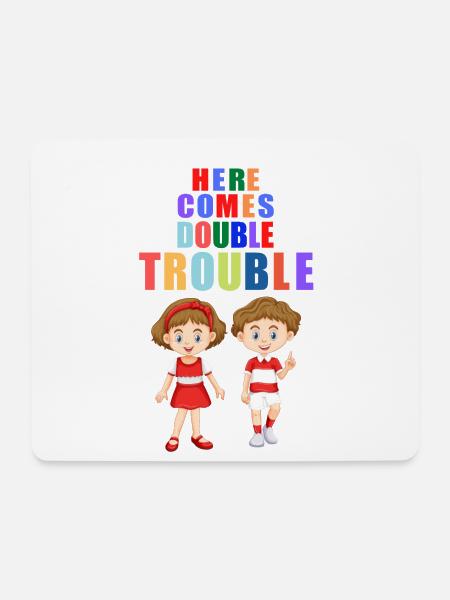 Here comes double Trouble Zwillinge Junge Mädchen - Mousepad (Querformat) - Weiß