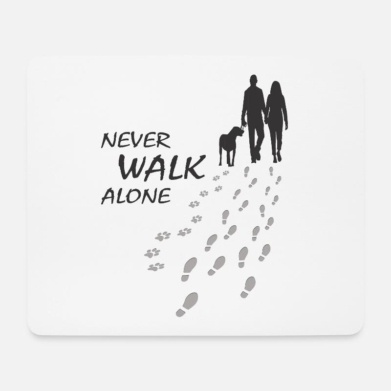 Hund - NEVER WALK ALONE, Mann Frau, Gassi - Mousepad (Querformat) - Weiß