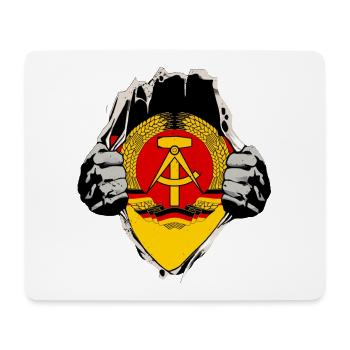 DDR-Flagge unterm Shirt - Mousepad (Querformat) - Weiß - Vorne