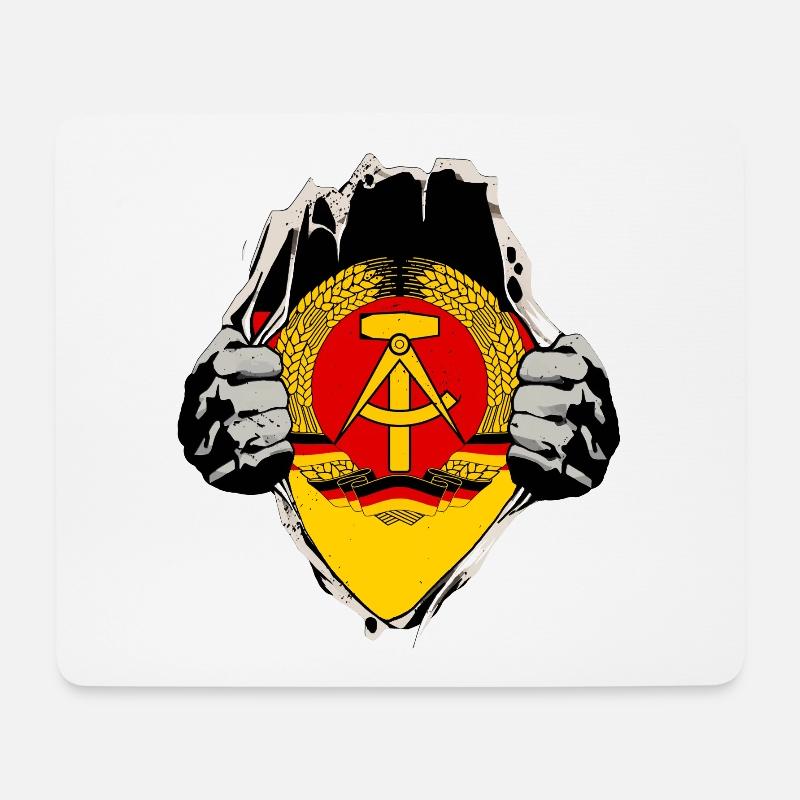 DDR-Flagge unterm Shirt - Mousepad (Querformat) - Weiß