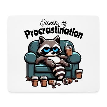 Queen of Procrastination – Waschbär am Sofa - Mousepad (Querformat) - Weiß - Vorne