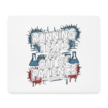 Technicien de laboratoire effectuant des tests et des travaux de laboratoire - Tapis de souris (format paysage) - blanc - Devant