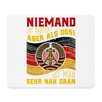 Niemand Ist Perfekt Aber Als Ossi Ist Man Nah Dran - Mousepad (Querformat) - Weiß - Vorne