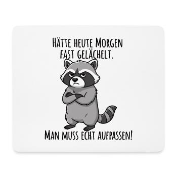 Fast gelächelt – Grummeliger Waschbär Morgenmuffel - Mousepad (Querformat) - Weiß - Vorne