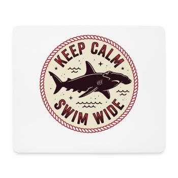 Haifisch Badge mit Spruch Swim Wide - Mousepad (Querformat) - Weiß - Vorne