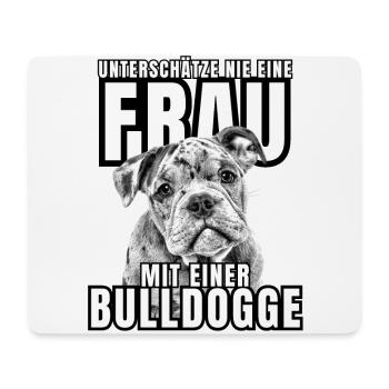 Ne sous-estimez JAMAIS une femme avec un chien bouledogue chien - Tapis de souris (format paysage) - blanc - Devant