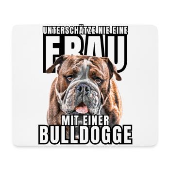 Ne sous-estimez JAMAIS une femme avec un chien bouledogue chien - Tapis de souris (format paysage) - blanc - Devant