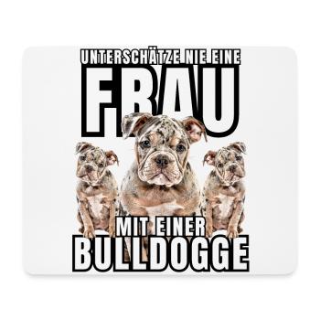 Ne sous-estimez JAMAIS une femme avec un chien bouledogue chien - Tapis de souris (format paysage) - blanc - Devant