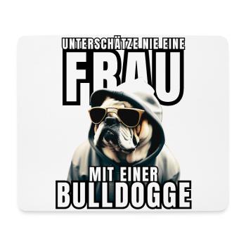 Ne sous-estimez JAMAIS une femme avec un chien bouledogue chien - Tapis de souris (format paysage) - blanc - Devant