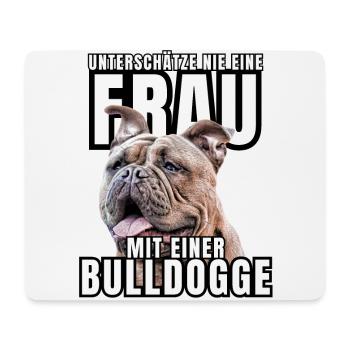 Ne sous-estimez JAMAIS une femme avec un chien bouledogue chien - Tapis de souris (format paysage) - blanc - Devant