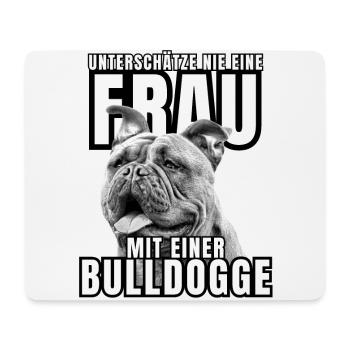 Ne sous-estimez JAMAIS une femme avec un chien bouledogue chien - Tapis de souris (format paysage) - blanc - Devant