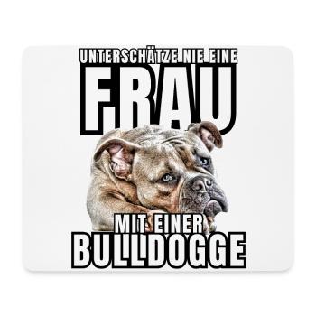 Ne sous-estimez JAMAIS une femme avec un chien bouledogue chien - Tapis de souris (format paysage) - blanc - Devant