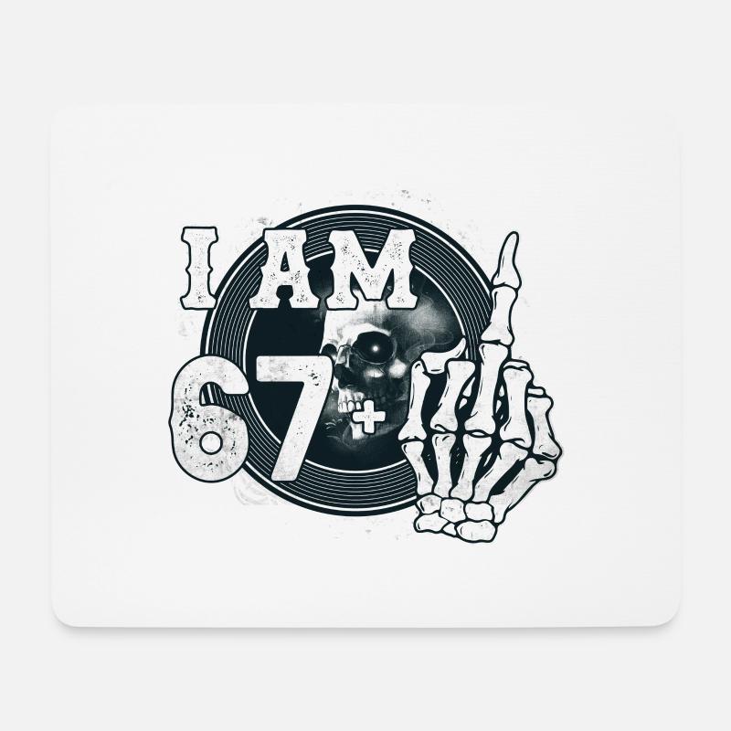 Ich bin 67 plus 1 Mittelfinger Totenkopf lustig 68. - Mousepad (Querformat) - Weiß