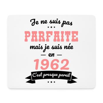 Anniversaire 60 ans - Pas parfaite née en 1962 - Tapis de souris (format paysage) - blanc - Devant