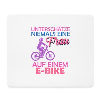 E-Bike Spruch Frau auf e-Bike Radtour Rentnerin - Mousepad (Querformat) - Weiß - Vorne