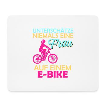 E-Bike Spruch Unterschätze nie eine Frau auf eBike - Mousepad (Querformat) - Weiß - Vorne