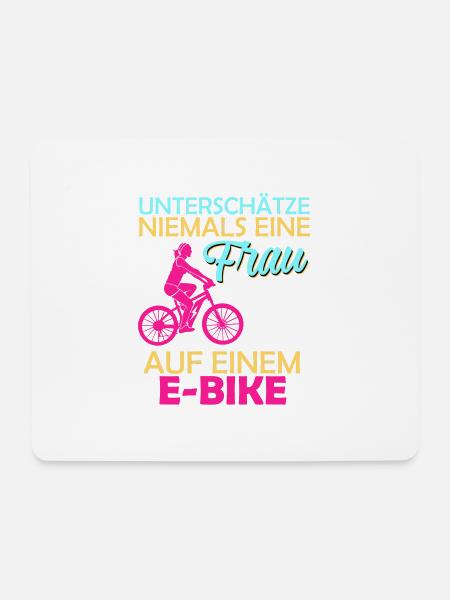 E-Bike Spruch Unterschätze nie eine Frau auf eBike - Mousepad (Querformat) - Weiß