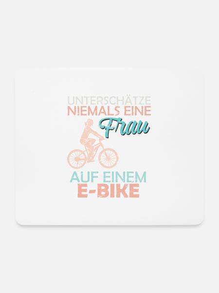 E-Bike Geschenk Frau auf e-Bike Fahrrad Radfahrer - Mousepad (Querformat) - Weiß