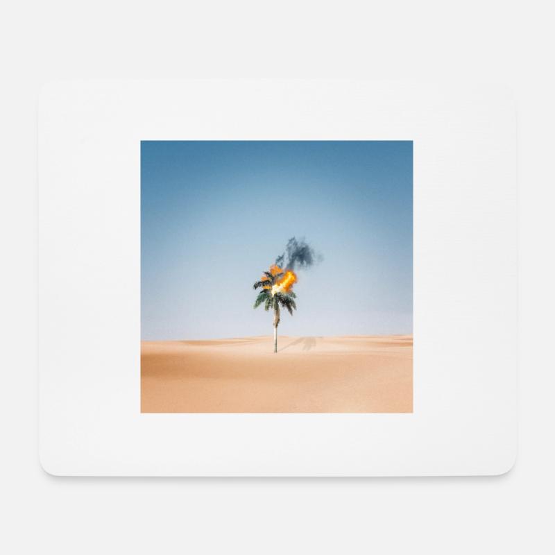 Brennende Palme bei glühender Hitze in der Wüste. - Mousepad (Querformat) - Weiß