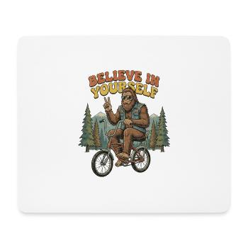 Croyez en vous – Bigfoot sur le vélo Comic - Tapis de souris (format paysage) - blanc - Devant