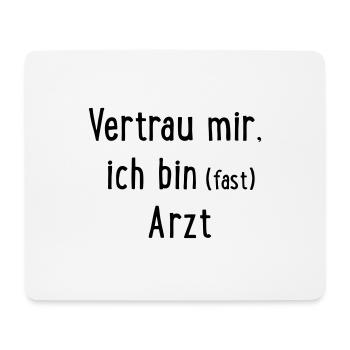 Vertrau mir, ich bin fast Arzt - Mousepad (Querformat) - Weiß - Vorne