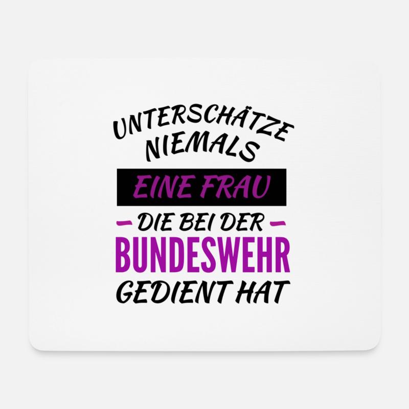 Stolze Soldatin - Mousepad (Querformat) - Weiß