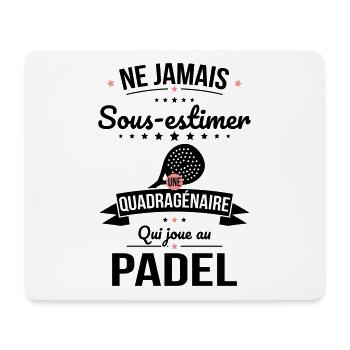 Sous-estimer une quadragénaire qui joue au padel - Tapis de souris (format paysage) - blanc - Devant