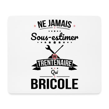 Sous-estimer une trentenaire qui bricole - Tapis de souris (format paysage) - blanc - Devant