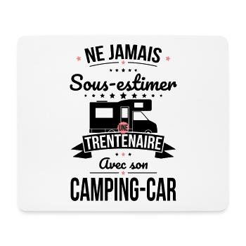 Sous-estimer une trentenaire avec son camping-car - Tapis de souris (format paysage) - blanc - Devant