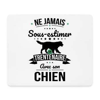 Sous-estimer un trentenaire avec son chien - Tapis de souris (format paysage) - blanc - Devant