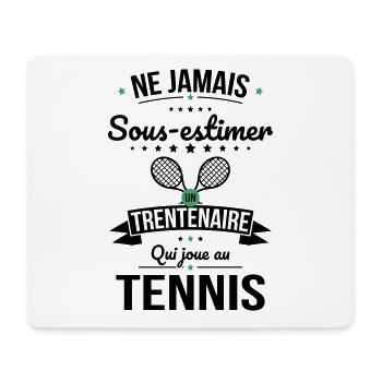 Sous-estimer un trentenaire qui joue au tennis - Tapis de souris (format paysage) - blanc - Devant