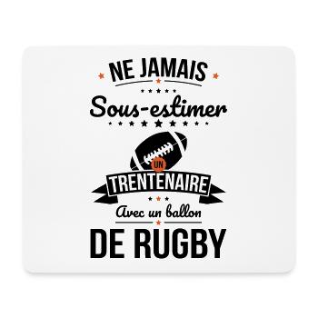 Sous-estimer un trentenaire avec ballon de rugby - Tapis de souris (format paysage) - blanc - Devant