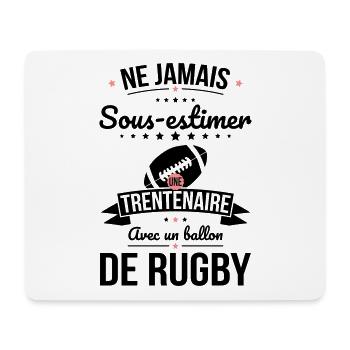Sous-estimer une trentenaire avec ballon de rugby - Tapis de souris (format paysage) - blanc - Devant