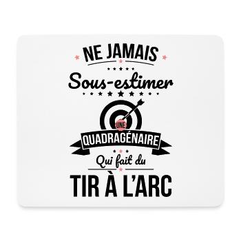 Sous-estimer quadragénaire qui fait du tir à l'arc - Tapis de souris (format paysage) - blanc - Devant