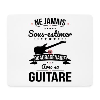 Sous-estimer une quadragénaire avec sa guitare - Tapis de souris (format paysage) - blanc - Devant