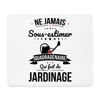 Sous-estimer quadragénaire qui fait du jardinage - Tapis de souris (format paysage) - blanc - Devant