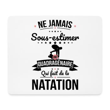 Sous-estimer quadragénaire qui fait de la natation - Tapis de souris (format paysage) - blanc - Devant