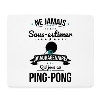 Sous-estimer quadragénaire qui joue au ping-pong - Tapis de souris (format paysage) - blanc - Devant