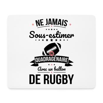 Sous-estimer quadragénaire avec ballon de rugby - Tapis de souris (format paysage) - blanc - Devant