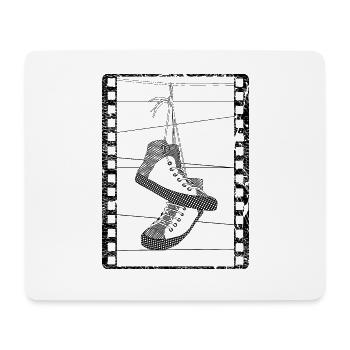 Alte Schuhe haengen an einem elektrischen Kabel - Mousepad (Querformat) - Weiß - Vorne
