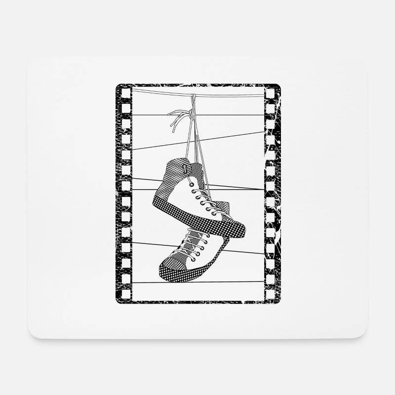 Alte Schuhe haengen an einem elektrischen Kabel - Mousepad (Querformat) - Weiß
