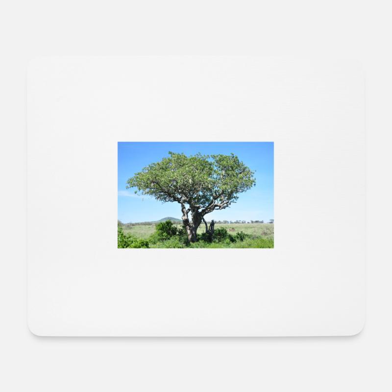 Majestätischer Wurstbaum in natürlichem Habitat - Mousepad (Querformat) - Weiß