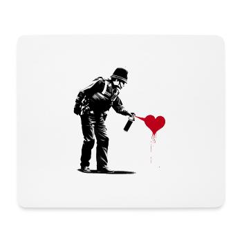 English police officer spraying a red heart - Mousepad (Querformat) - Weiß - Vorne