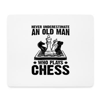 Ne sous-estimez jamais un vieil homme qui joue aux échecs - Tapis de souris (format paysage) - blanc - Devant