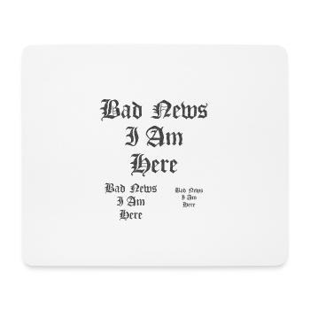 Gotischer Text Schlechte Nachrichten Ich bin hier - Mousepad (Querformat) - Weiß - Vorne
