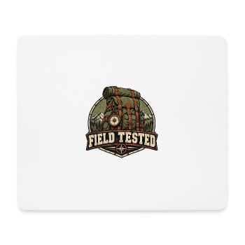 Field Tested – Robustes Outdoor-Abzeichen - Mousepad (Querformat) - Weiß - Vorne