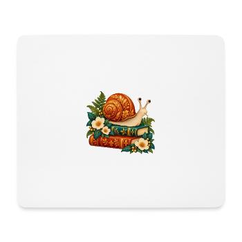 Goldene Schnecke auf verzierten Büchern - Mousepad (Querformat) - Weiß - Vorne